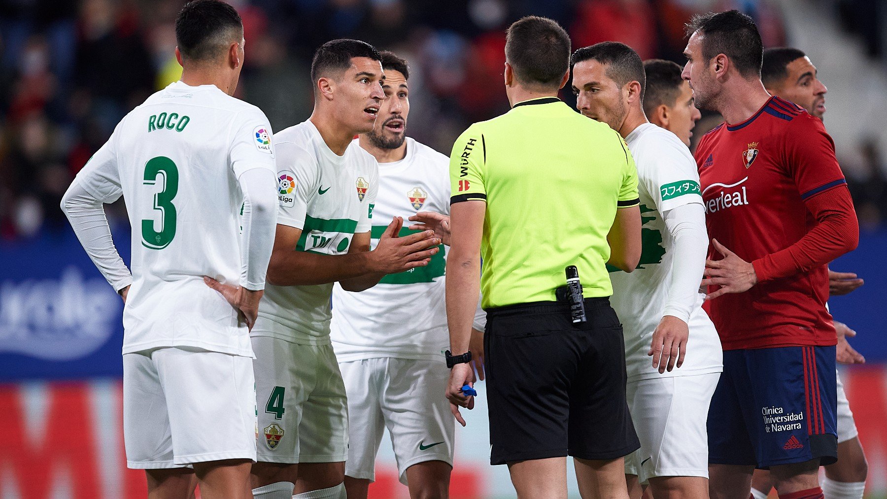 Los jugadores del Elche protestan una acción. (Getty)