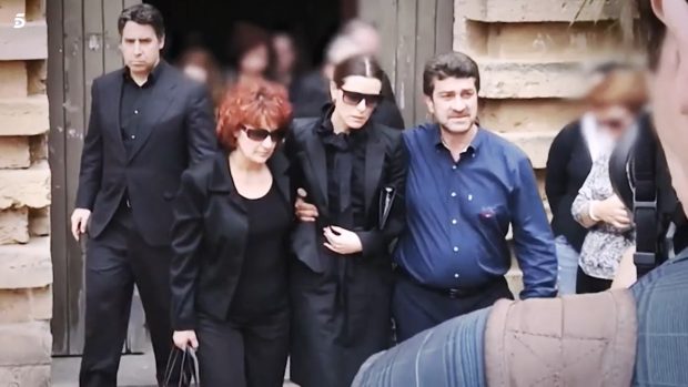 Raquel Sánchez Silva y la madre de Mario durante el entierro del cámara