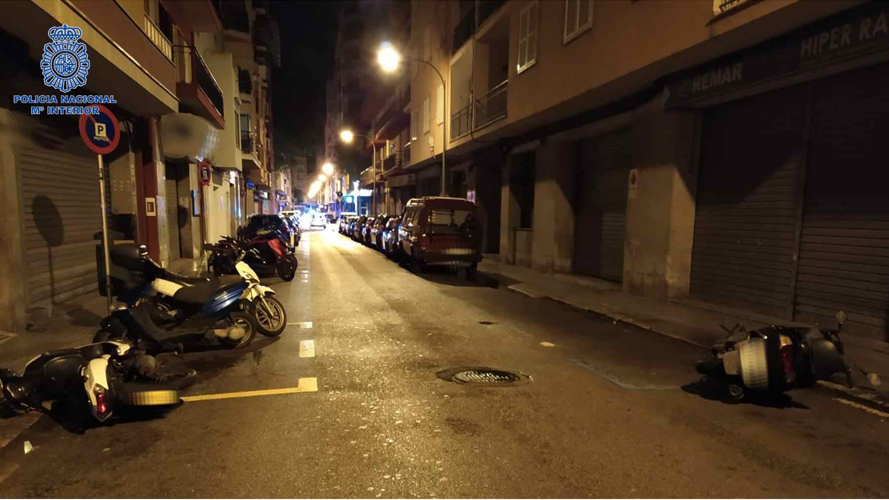 Motos tiradas al suelo en una calle del barrio de Bons AIres en Palma. POLICÍA NACIONAL