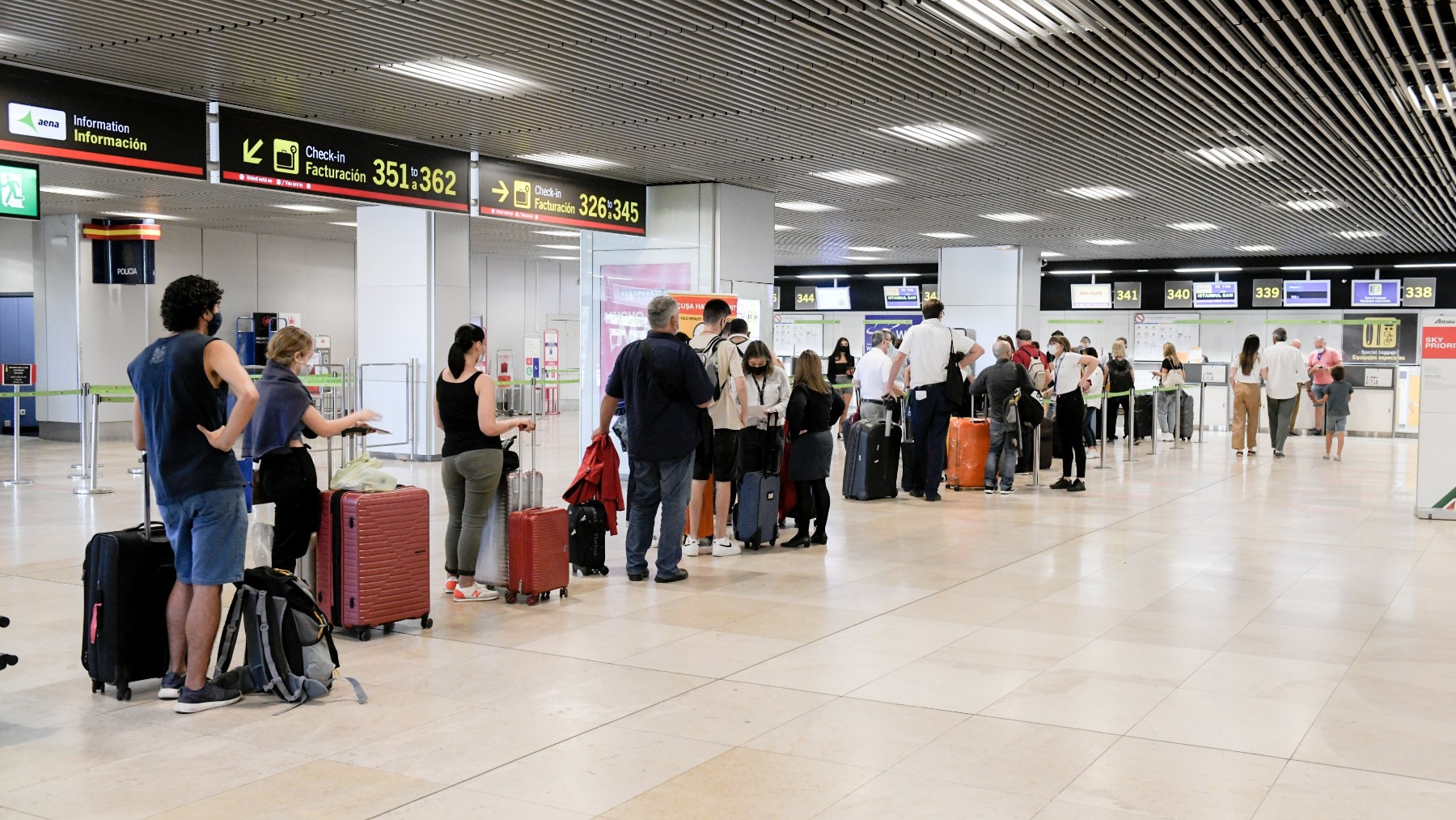 Gente esperando en el aeropuerto de Adolfo Suárez -Madrid Barajas.