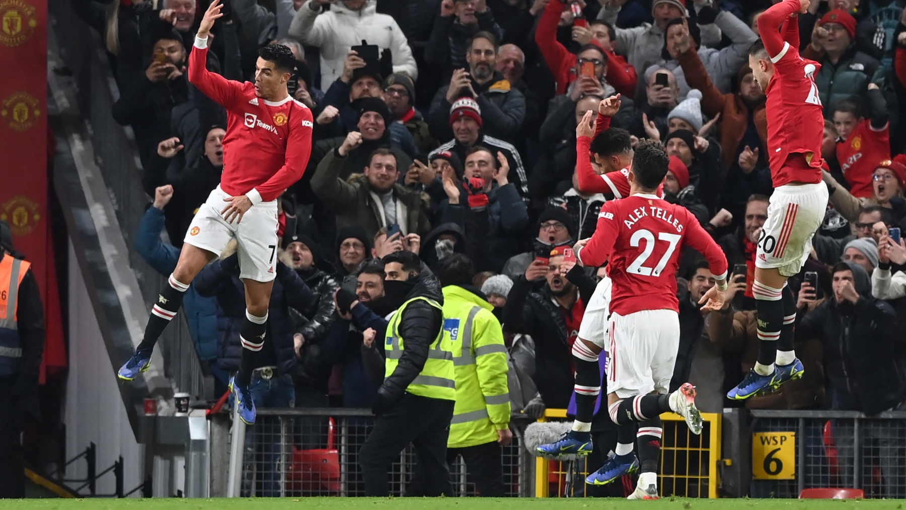 Cristiano Ronaldo, en el momento de la celebración y posterior lesión. (Getty)