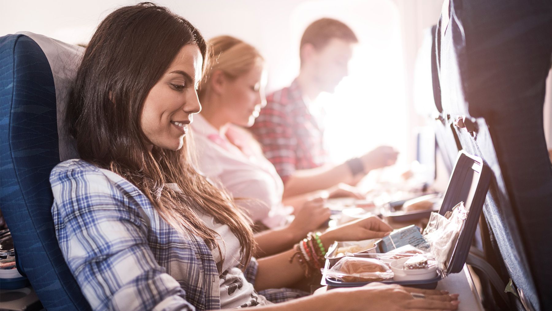 Descubrimos el porqué la comida no sabe a nada cuando la comemos en un avión