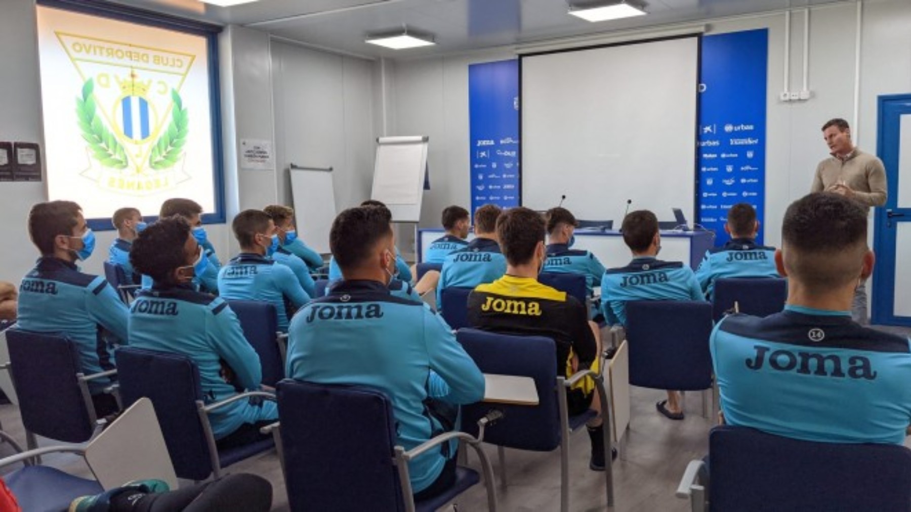 Los futbolistas del Leganés reciben una charla de la Liga. (cdleganes.com)
