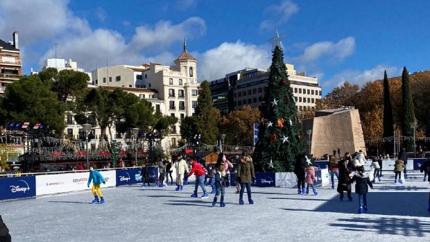Javier Fernández regresa por Navidad: abre una pista de hielo en Madrid junto con Disney+