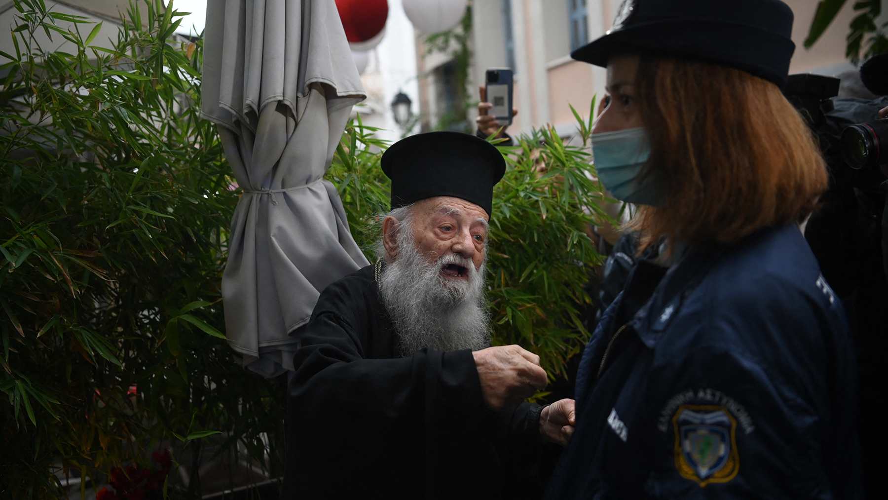 Un sacerdote ortodoxo llama hereje al Papa a su llegada al Arzobispado ortodoxo en Atenas. (Afp)