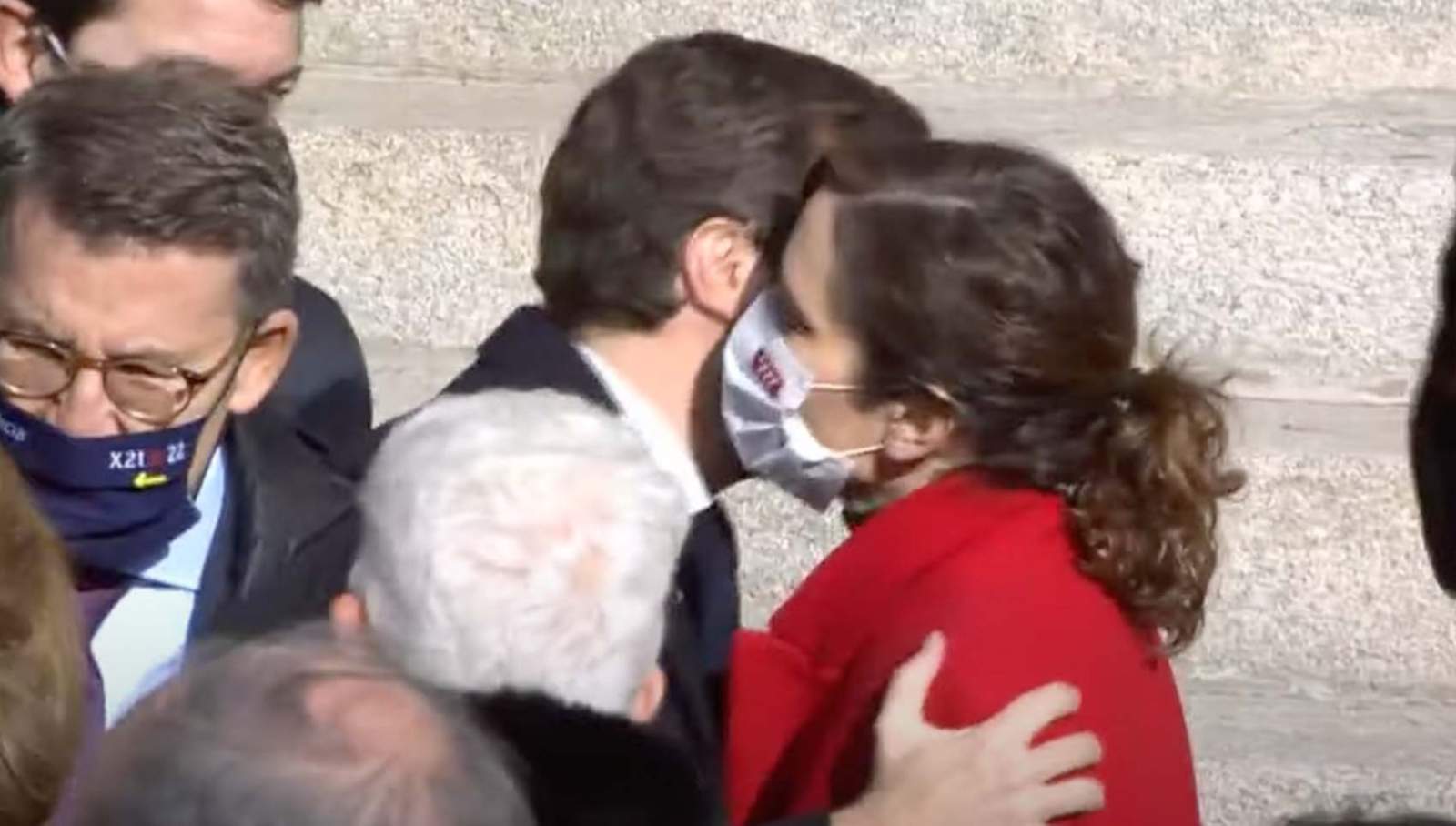 Abrazo de Pablo Casado con Isabel Díaz Ayuso.