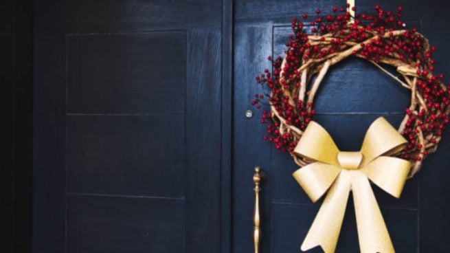 Cómo decorar tu puerta en Navidad: coronas, adornos y las mejores ideas para ser la envidia del vecindario
