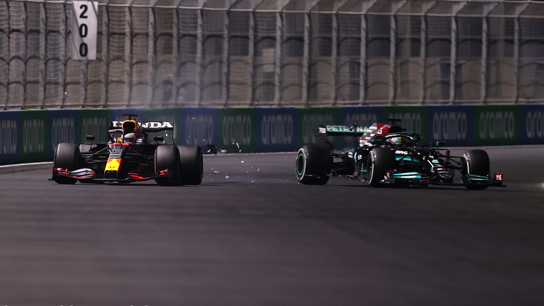 Max Verstappen y Lewis Hamilton, tras el choque. (Getty)
