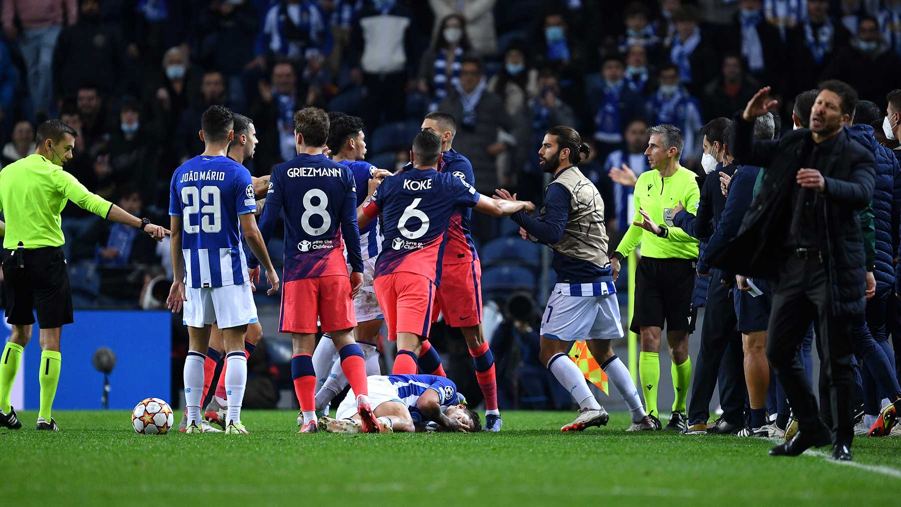 Uno de los momentos de tensión entre el Atlético y el Oporto en Champions League (Getty)