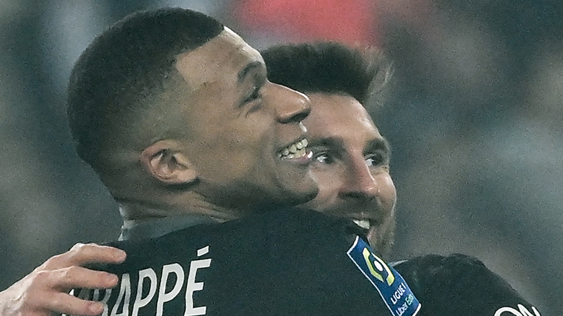 Mbappé y Messi celebran un gol del PSG. (AFP)