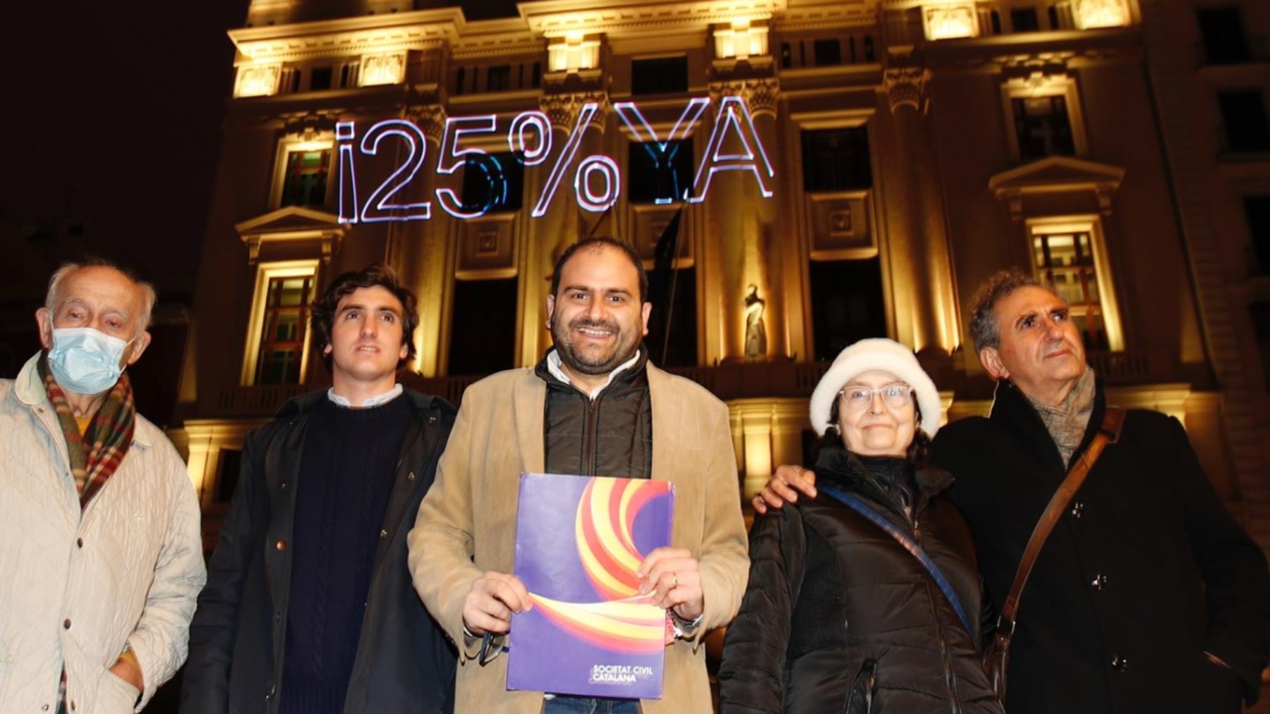 Fernando Sánchez Costa (c), presidente de Societat Civil Catalana, durante una acción sorpresa de activismo cívico.