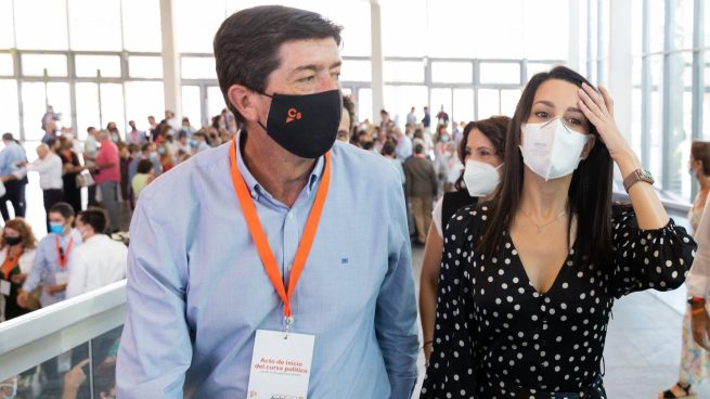 Inés Arrimadas, presidente de Cs, junto al líder naranja en Andalucía, Juan Marín.