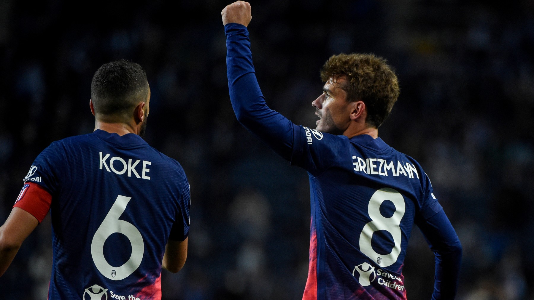 Antoine Griezmann y Koke celebran uno de los goles del Atlético frente al Oporto. (AFP)