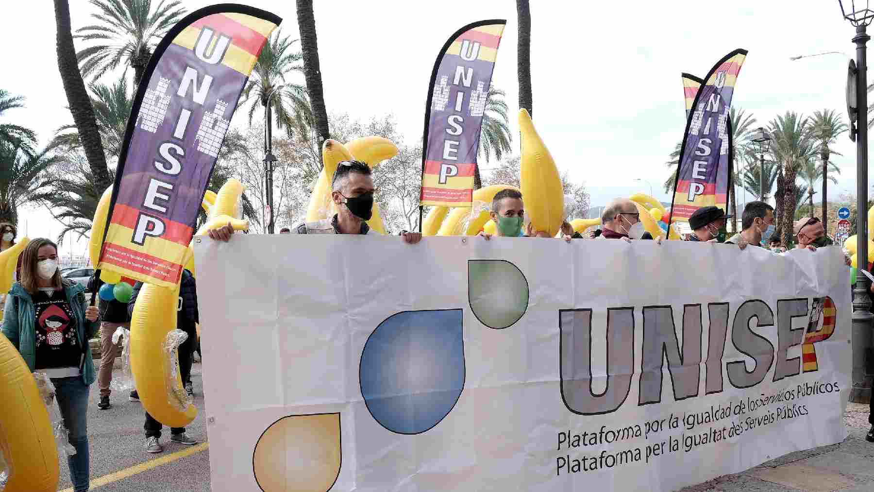 Manifestación de la Plataforma por la Igualdad de los Servicios Públicos frente al Consolat de Mar. Foto: Isaac Buj /Europa Press.