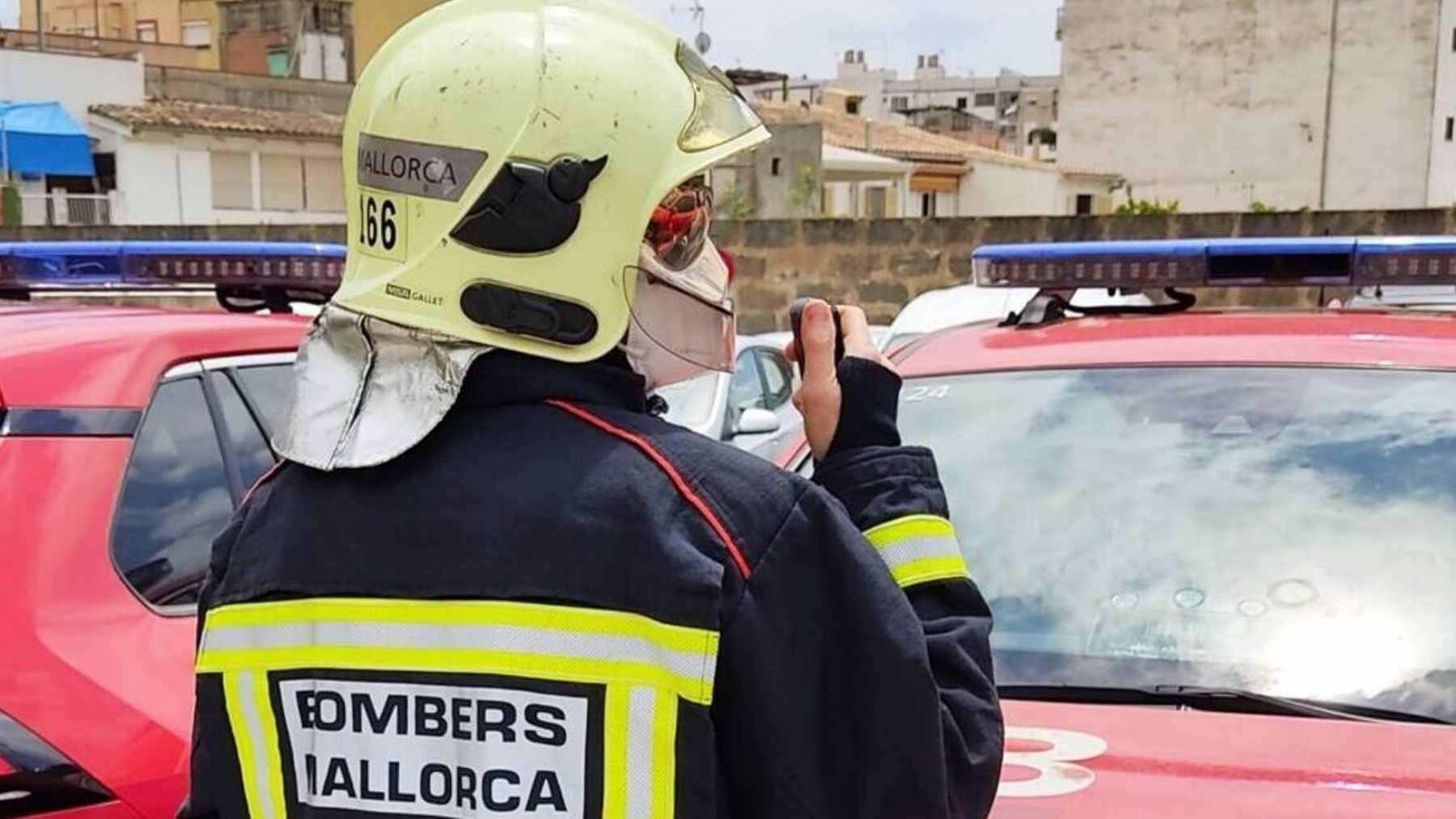 Un bombero de Bomberos de Mallorca, de espaldas. CONSELL DE MALLORCA