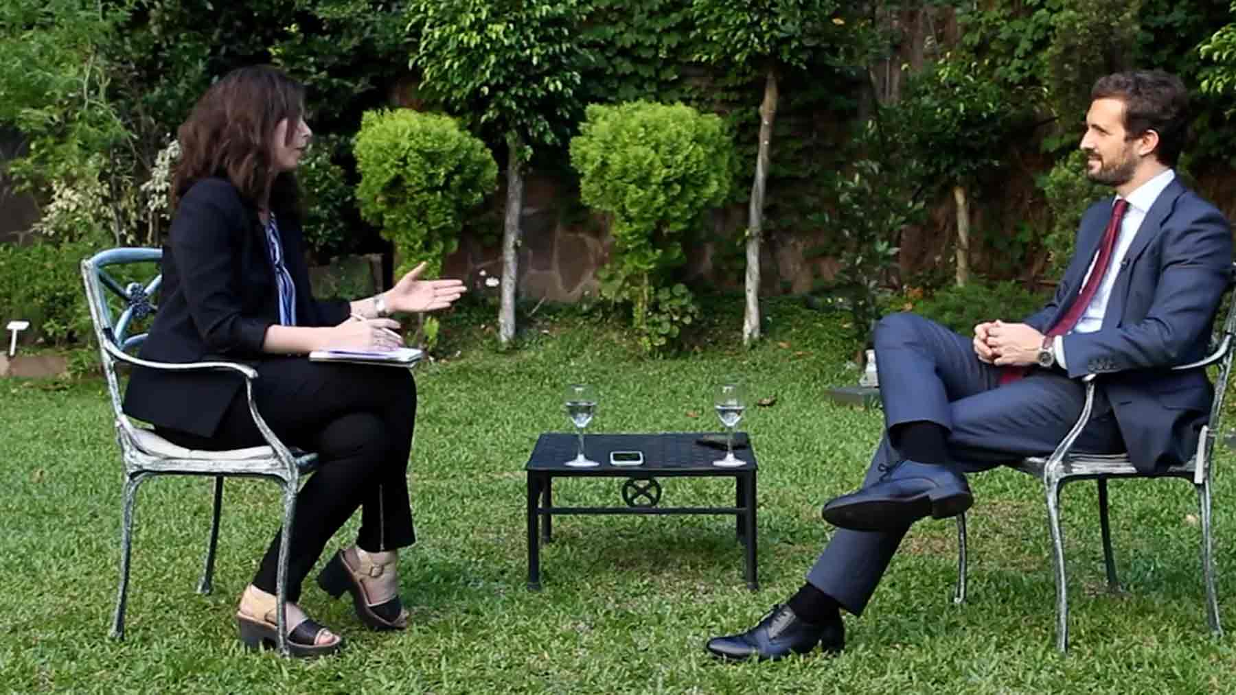 Pablo Casado entrevistado por una periodista de La Nación.