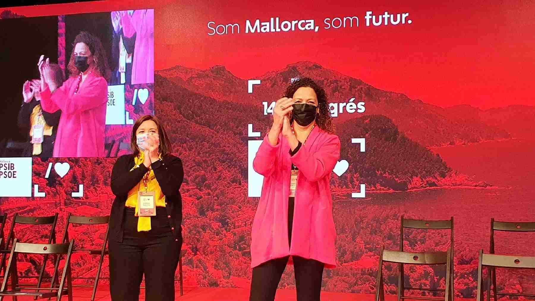 La nueva secretaria general de la Federación Socialista de Mallorca, Catalina Cladera, junto a su predecesora, Mercedes Garrido