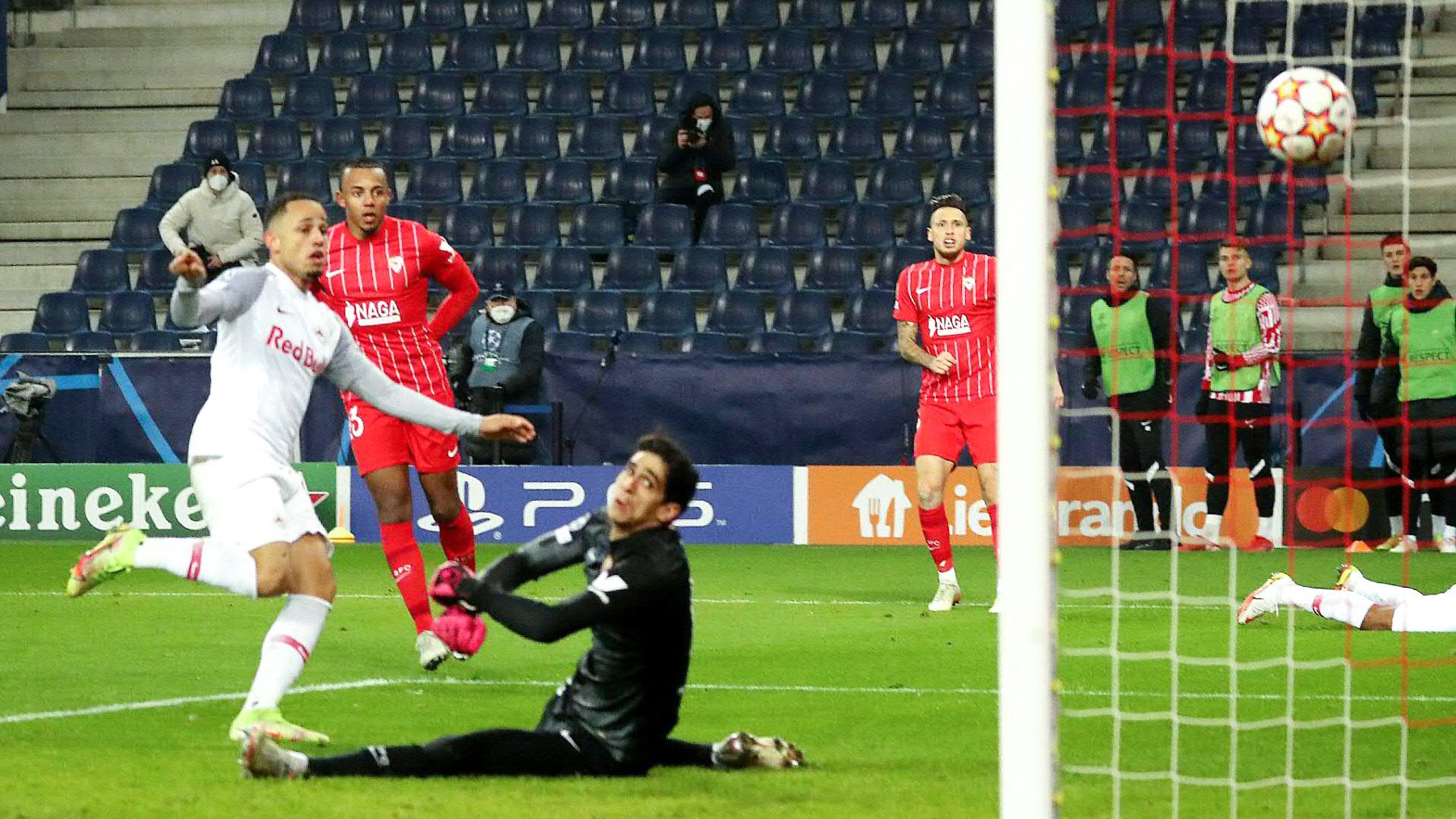 Okafor marcó el gol que manda al Sevilla a la Europa League (AFP).