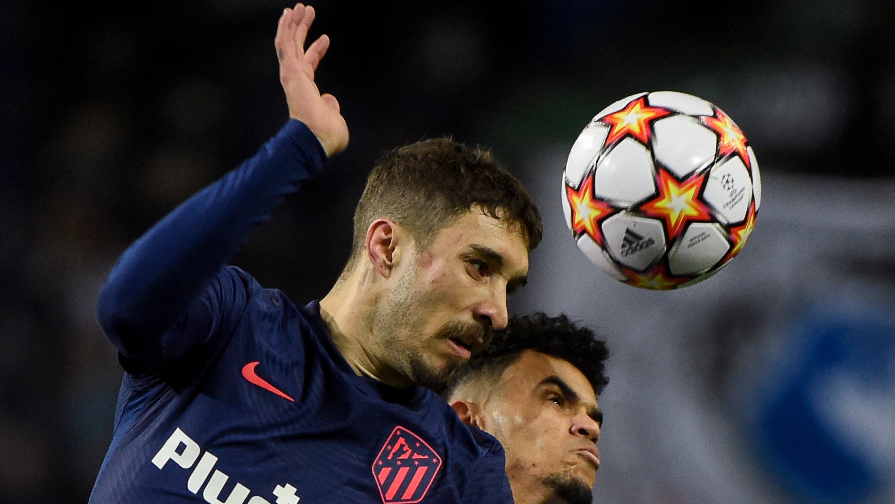 Vrsaljko pelea un balón con Pepe. (AFP)