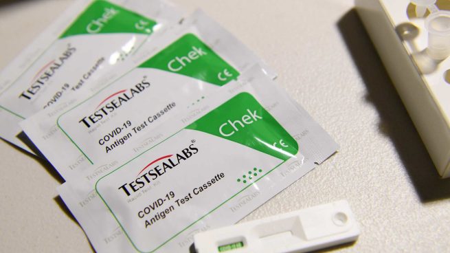 Los farmacéuticos advierten de la falsa seguridad que puede crear un test de antígenos negativo