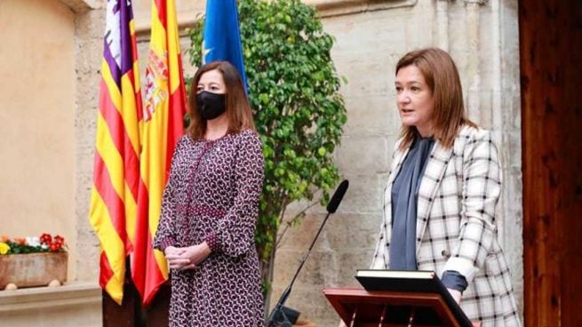 Francina Armengol y la consellera de Presidencia, Mercedes Garrido.