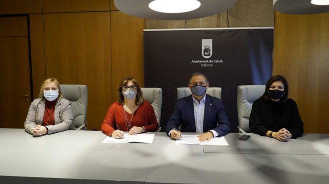 Firma del convenio entre el Ayuntamiento de Calvià y el Fondo Mallorquín de Solidaridad.