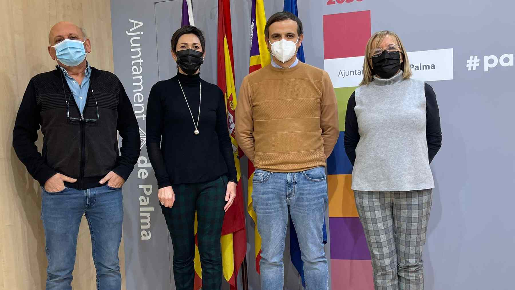 El concejal de Educación, Llorenç Carrió, segundo por la derecha, junto a otros integrantes del Patronato Municipal de Guarderías de Palma.