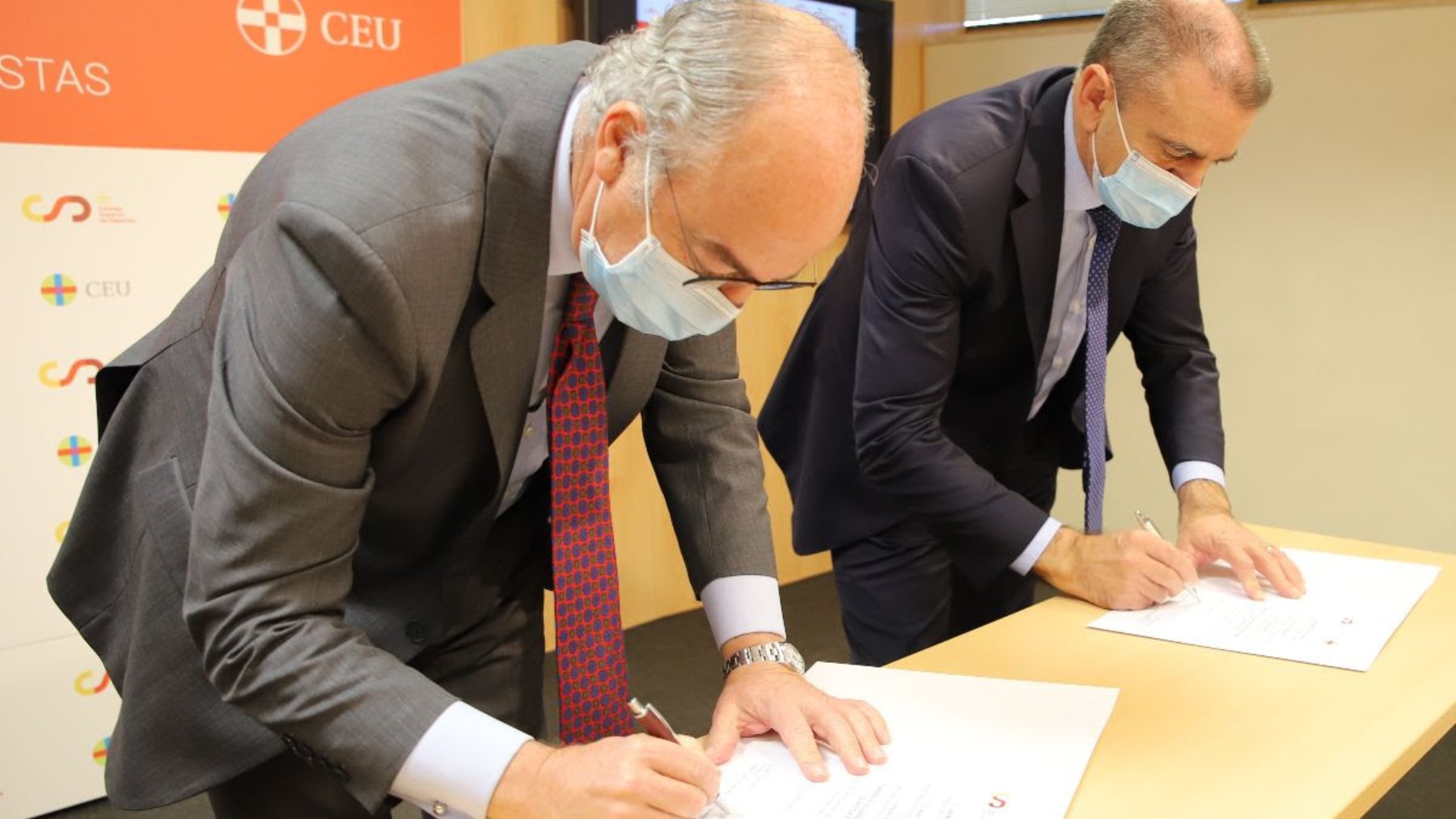 Firma del acuerdo entre CSD y CEU. (CSD)