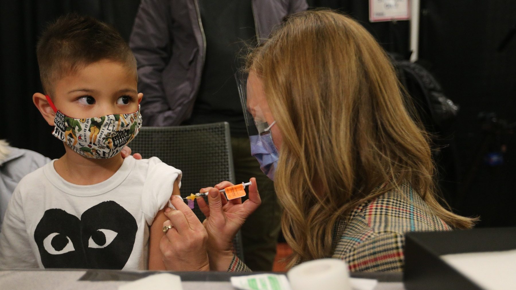 Un niño recibe la vacuna contra el Covid-19 en Toronto, Canadá (STEVE RUSSELL / THE CANADIAN PRESS).