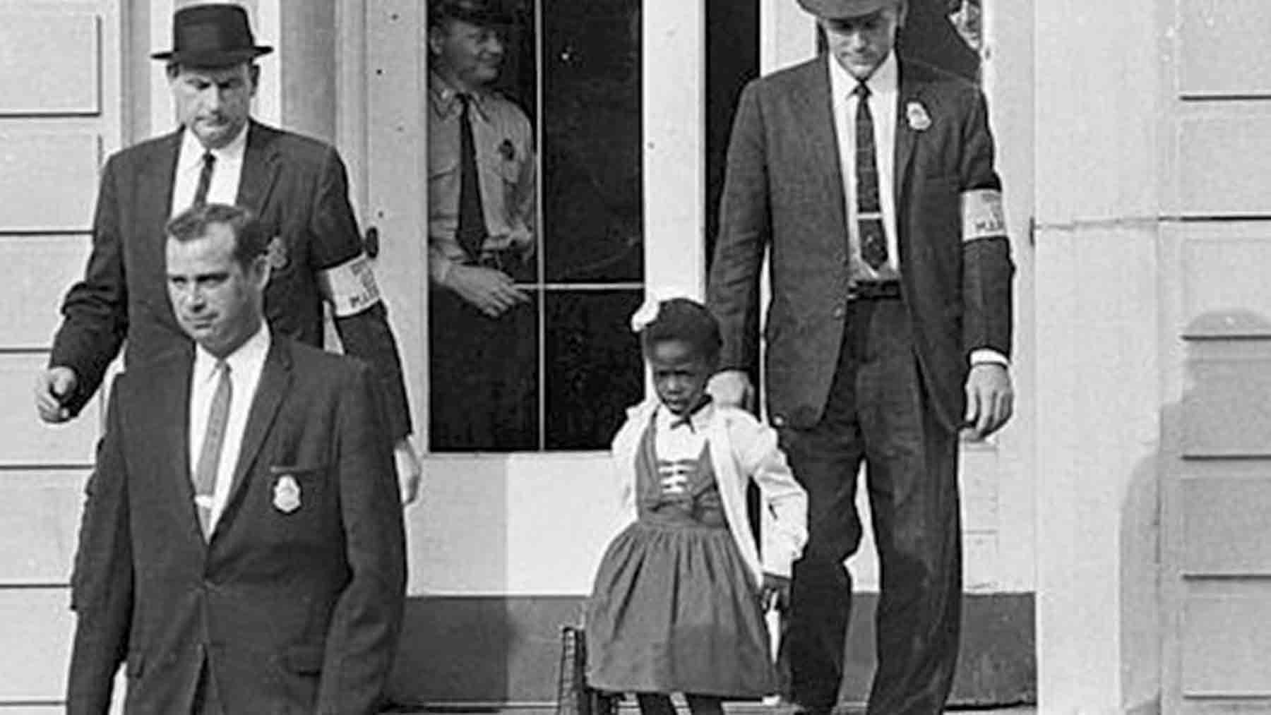 Ruby Bridges escoltada en su escuela de Nueva Orleans.