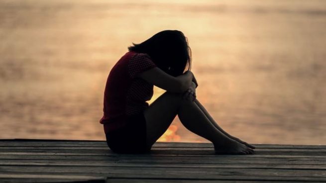 Perfil de una mujer triste que refleja depresión
