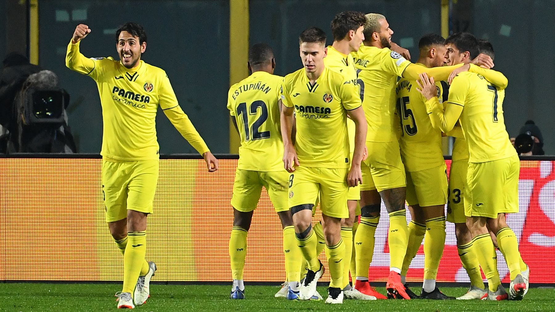 Los jugadores del Villarreal celebran uno de los goles contra la Atalanta. (AFP)
