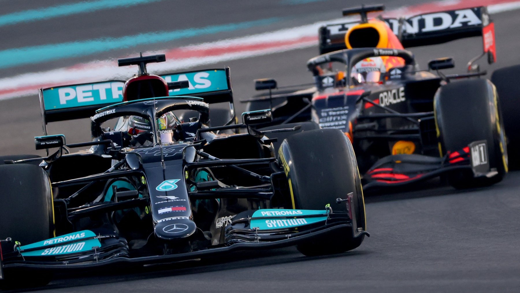 Lewis Hamilton es seguido por Max Verstappen en los libres del Gran Premio de Abu Dhabi. (AFP)