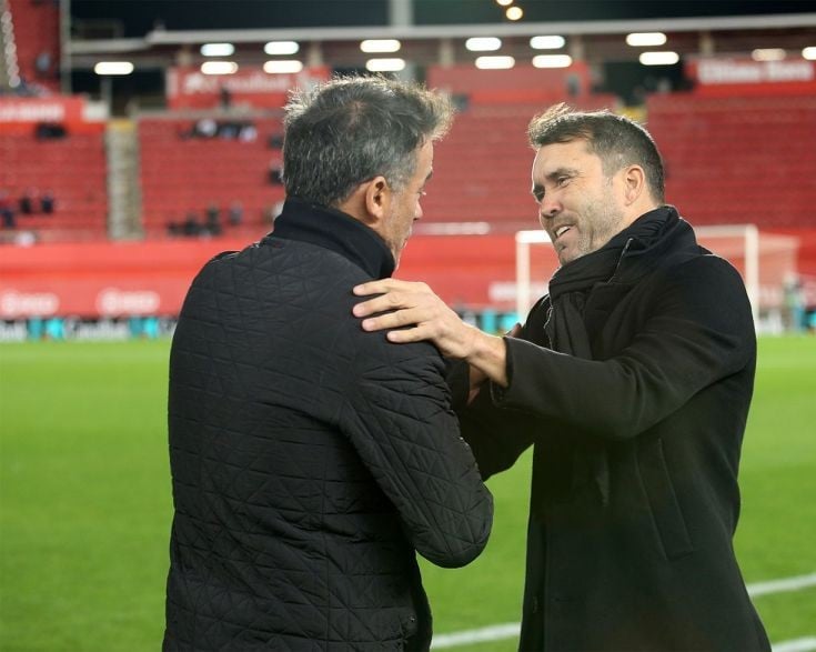 Luis García y Coudet se saludan antes del partido.