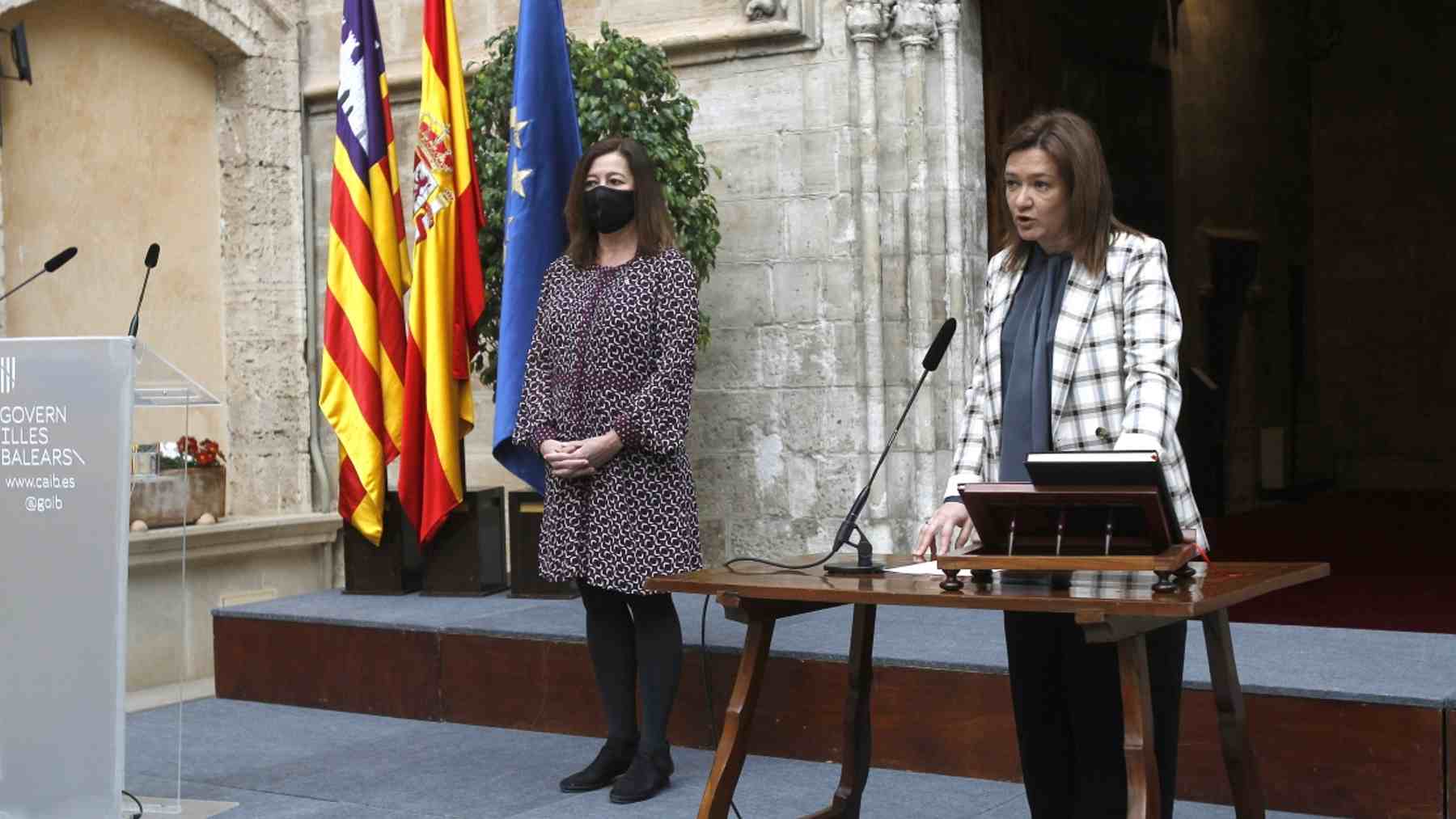 La consellera de Presidencia del Govern balear, Mercedes Garrido, con la presidenta Francina Armengol.