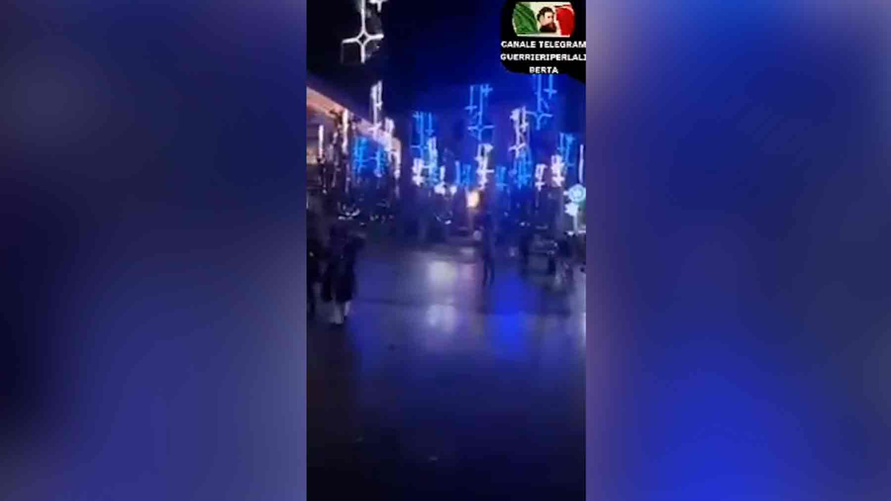 Polémica en Granada por las «cruces invertidas» y luces «satánicas» en su iluminación navideña.