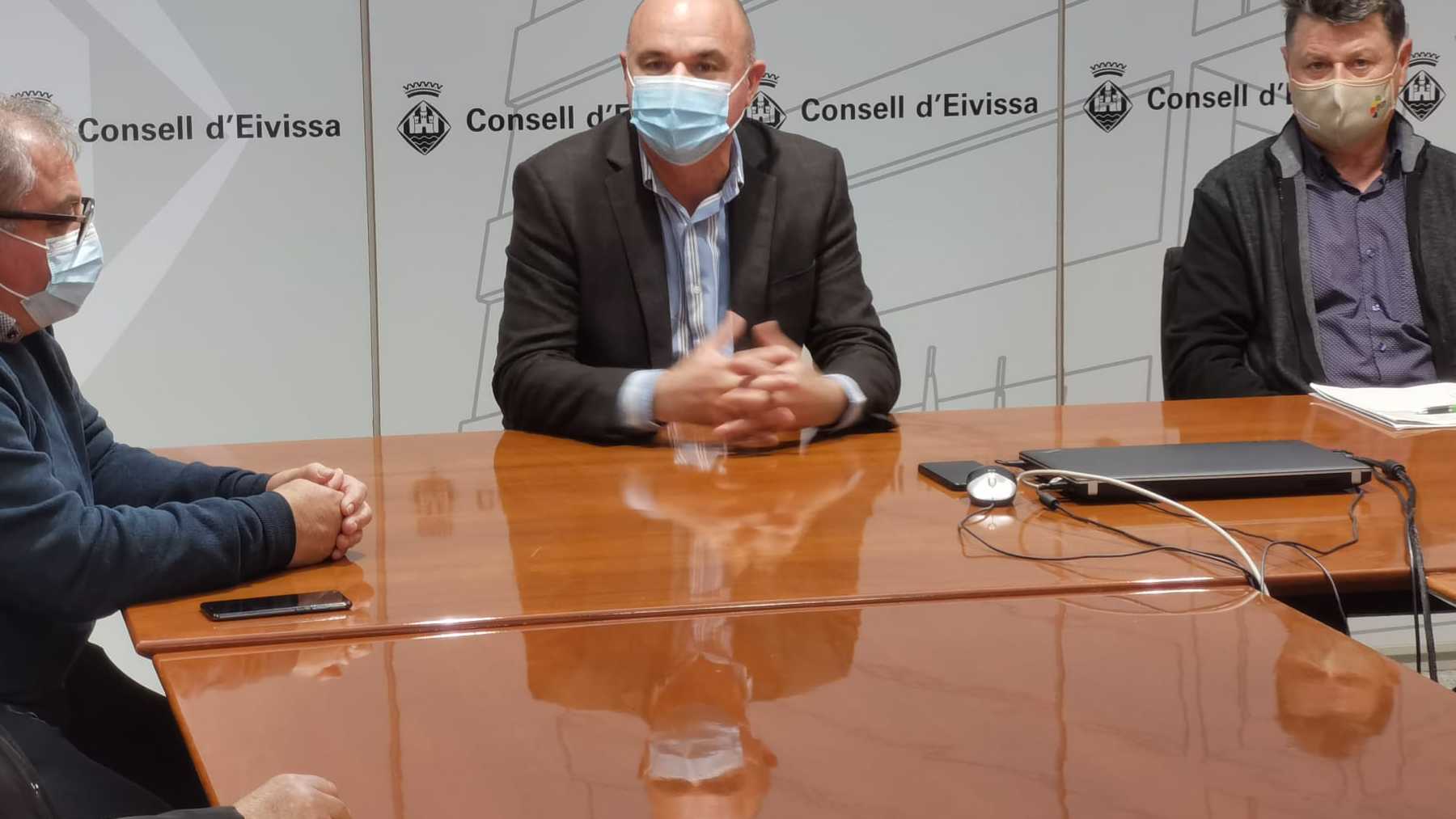 Vicent Marí junto al Consejo Regulador.