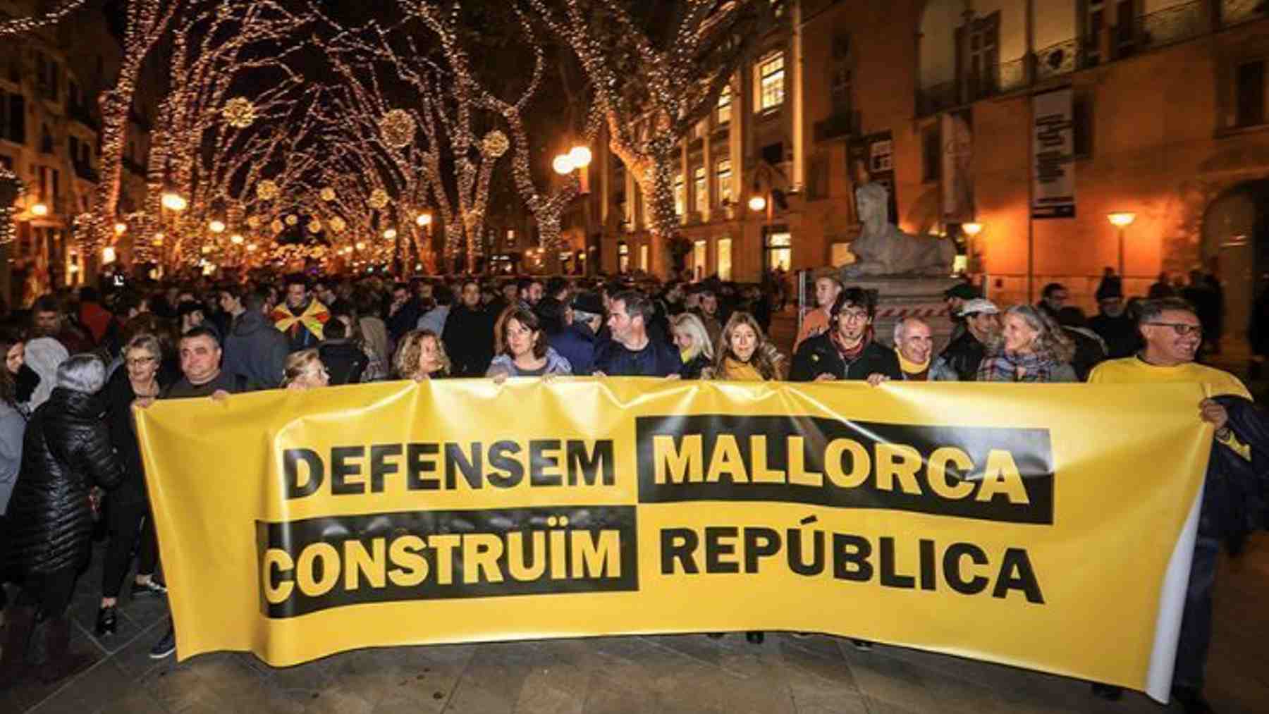 Manifestación independentista por las calles de Palma. EFE.