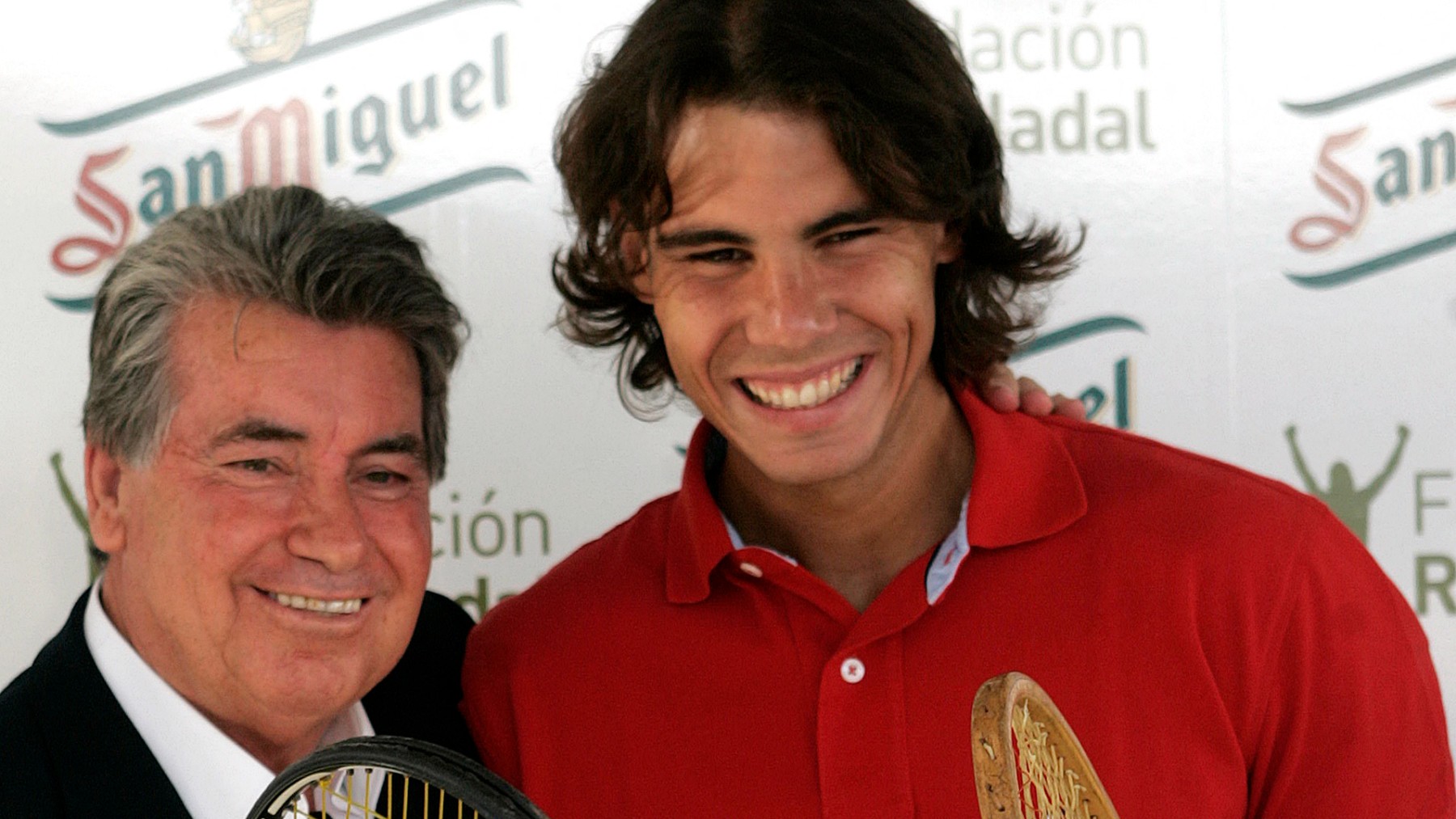 Manolo Santana posa con Rafa Nadal. (AFP)