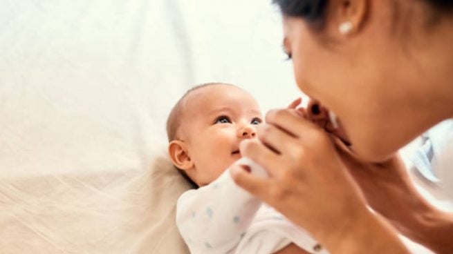 recién nacido mano boca madre