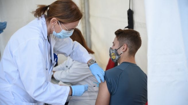 El pasaporte Covid disuade a escépticos: 5.000 andaluces no vacunados reciben cada día la primera dosis