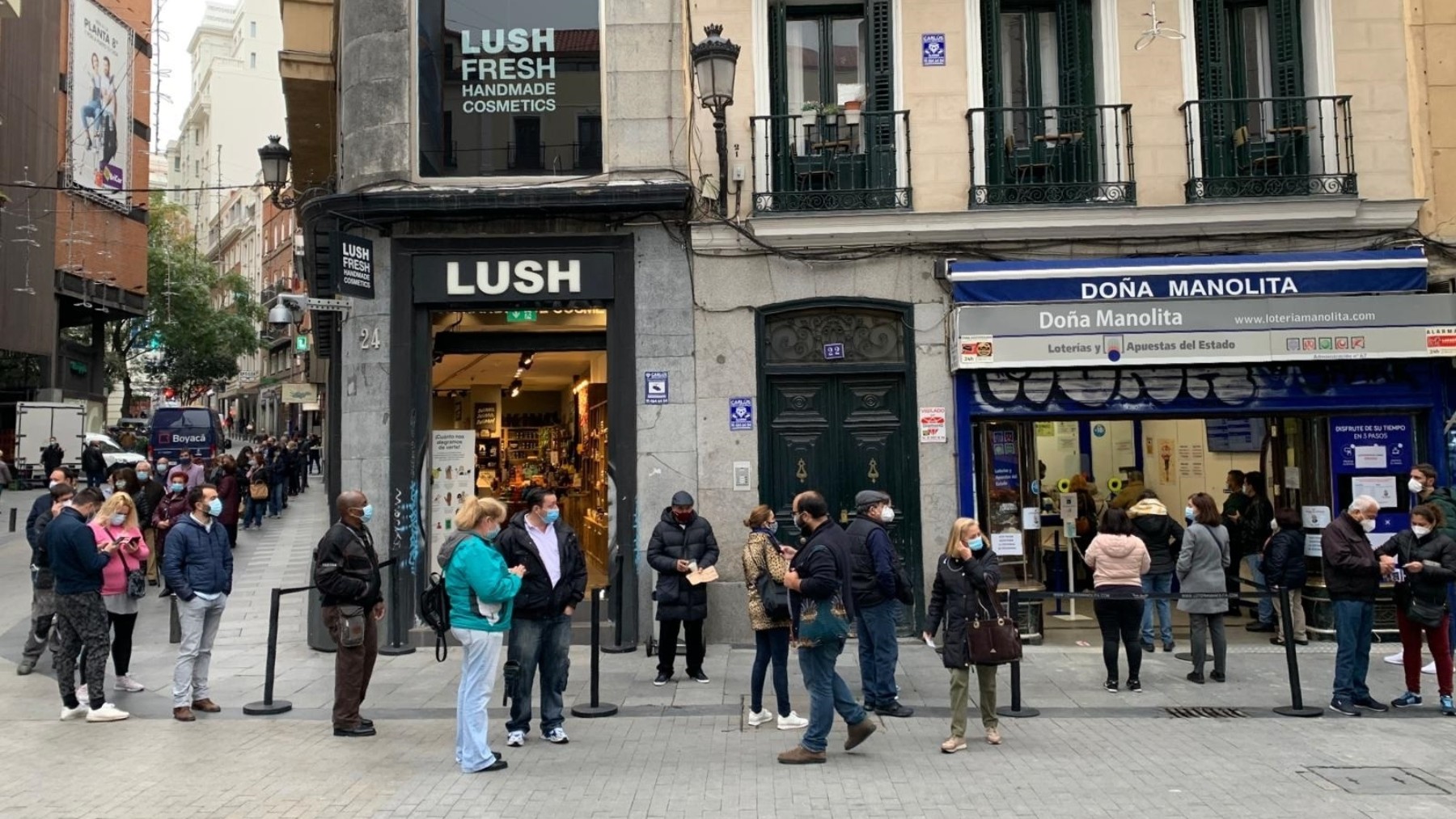 Primeras filas para comprar la lotería de Navidad en Doña Manolita en Madrid.