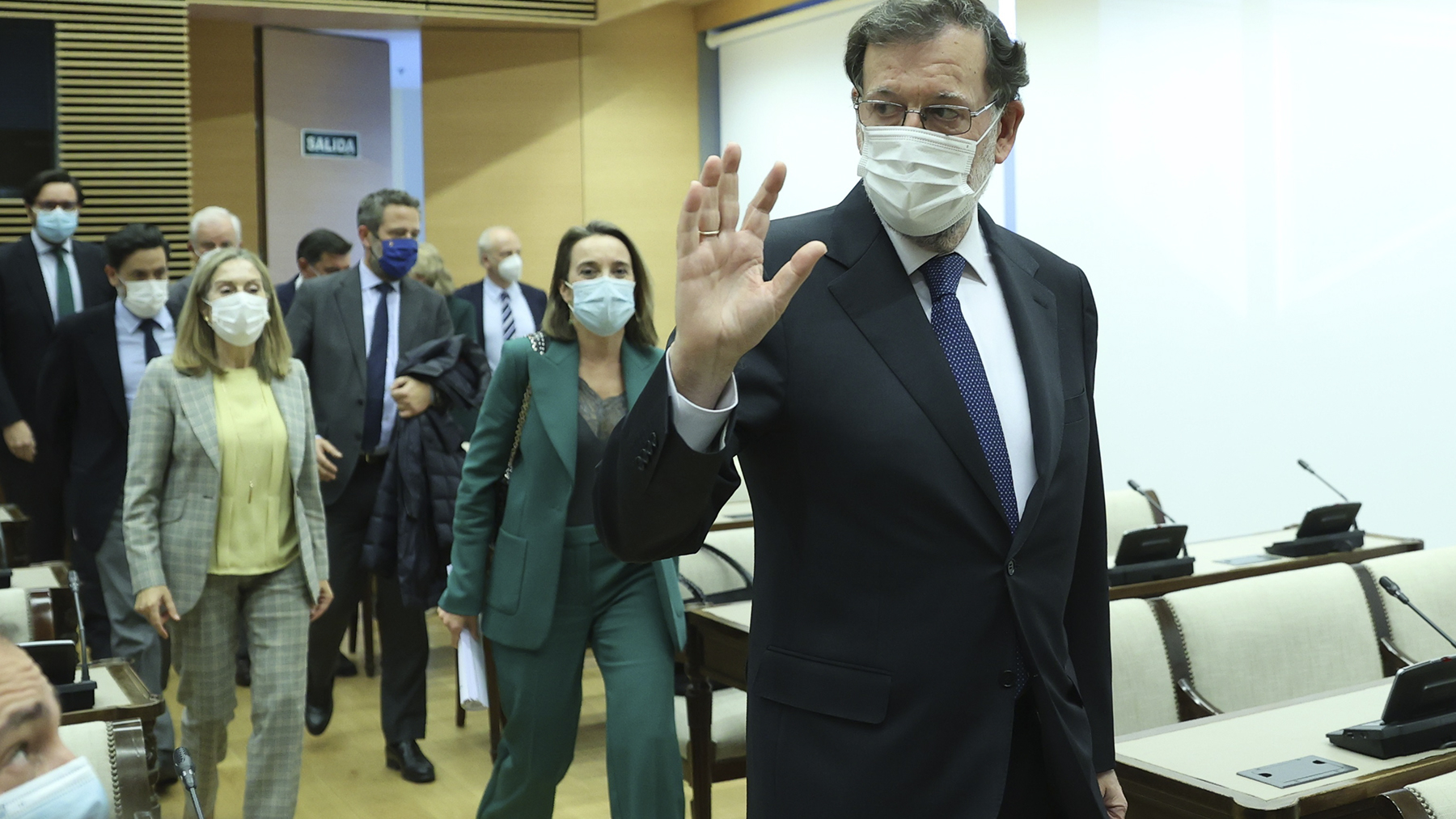 Mariano Rajoy, seguido de Cuca Gamarra y Ana Paastor, a su llegada a la comisión del Congreso.