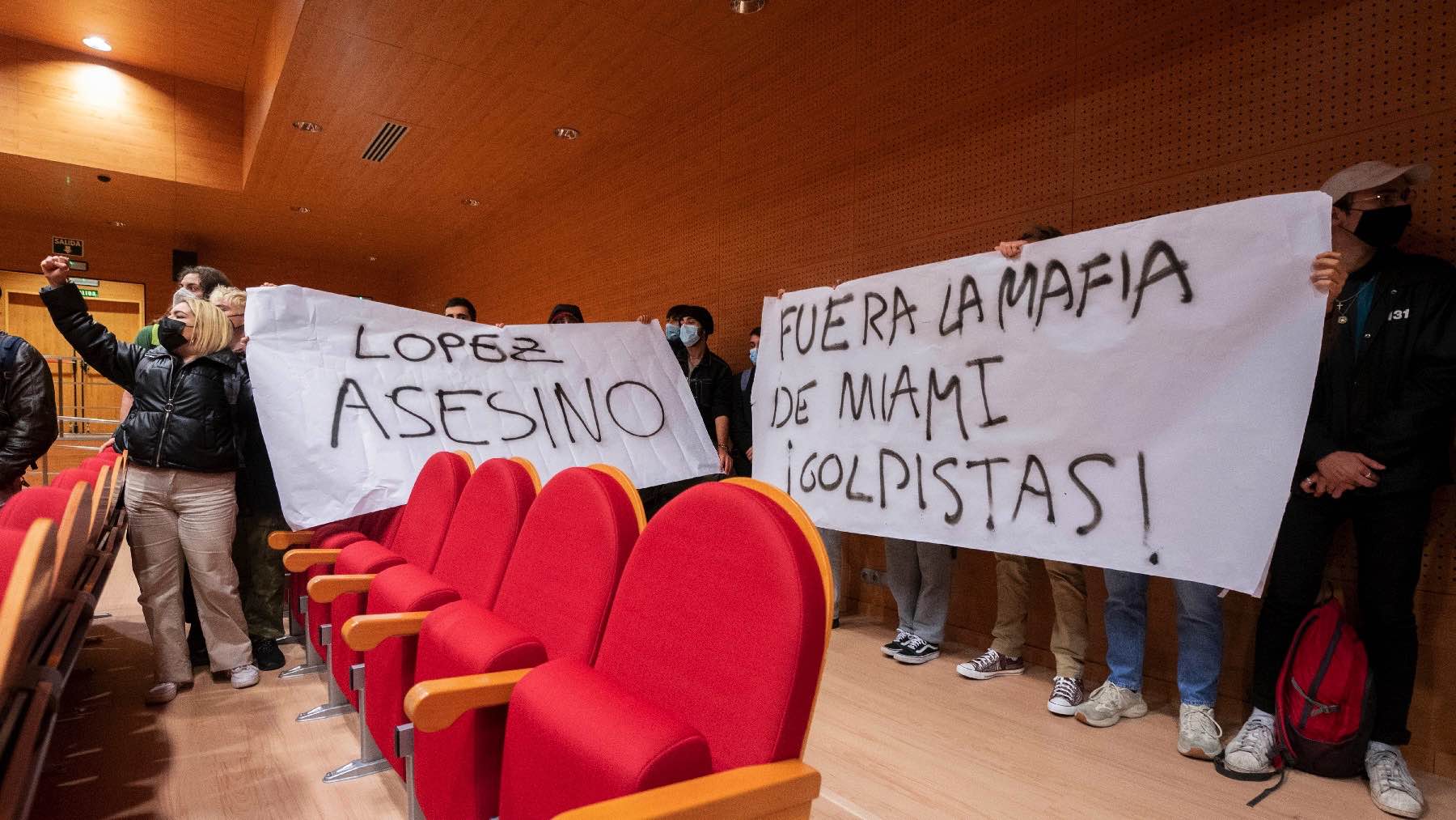 Protestas en la charla de Leopoldo López y Yúnior García. (Foto: Europa Press)
