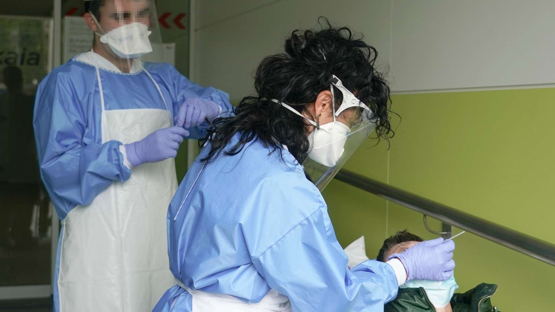 Dos sanitarios realizan una prueba PCR a un paciente. EUROPA PRESS