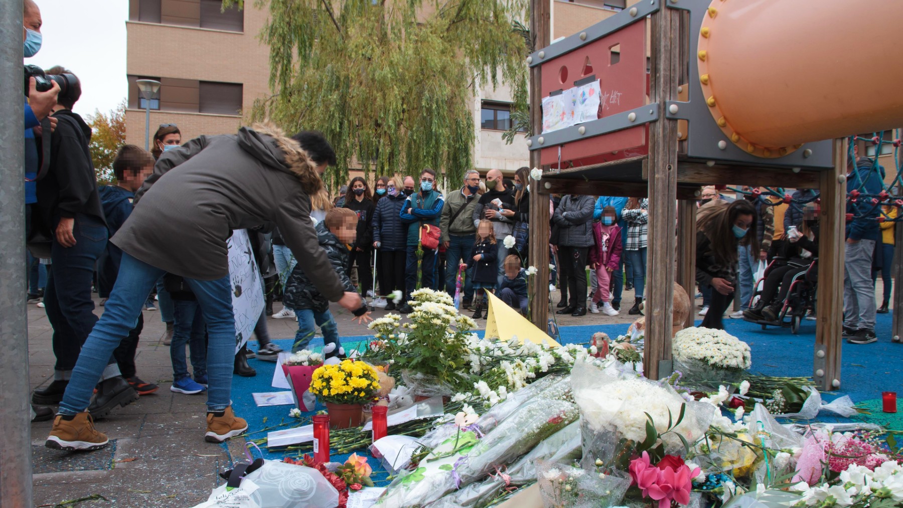 Un niño arroja flores en un homenaje al niño asesinado en Lardero (La Rioja). (Foto: Europa Press)