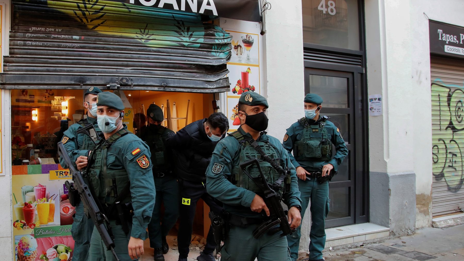 Agentes del GAR de la Guardia Civil durante una de las detenciones en Barcelona.