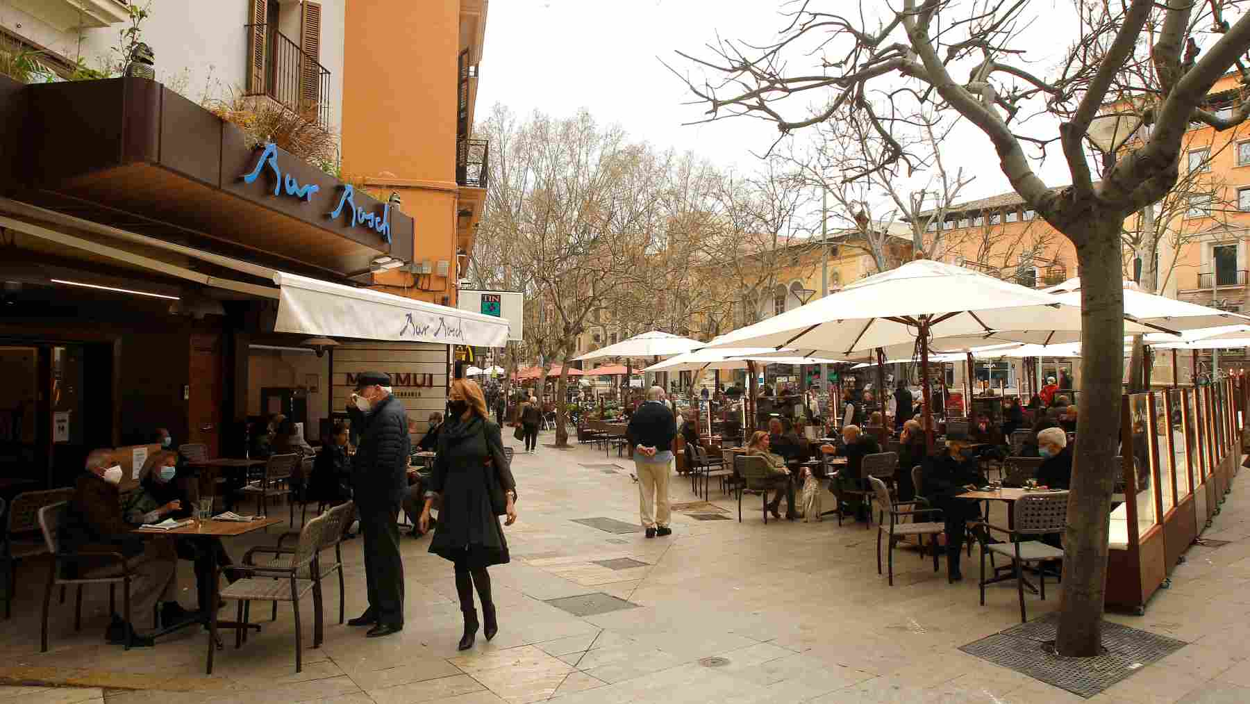 La terraza de un bar en Palma. Foto: Isaac Buj / Europa Press.