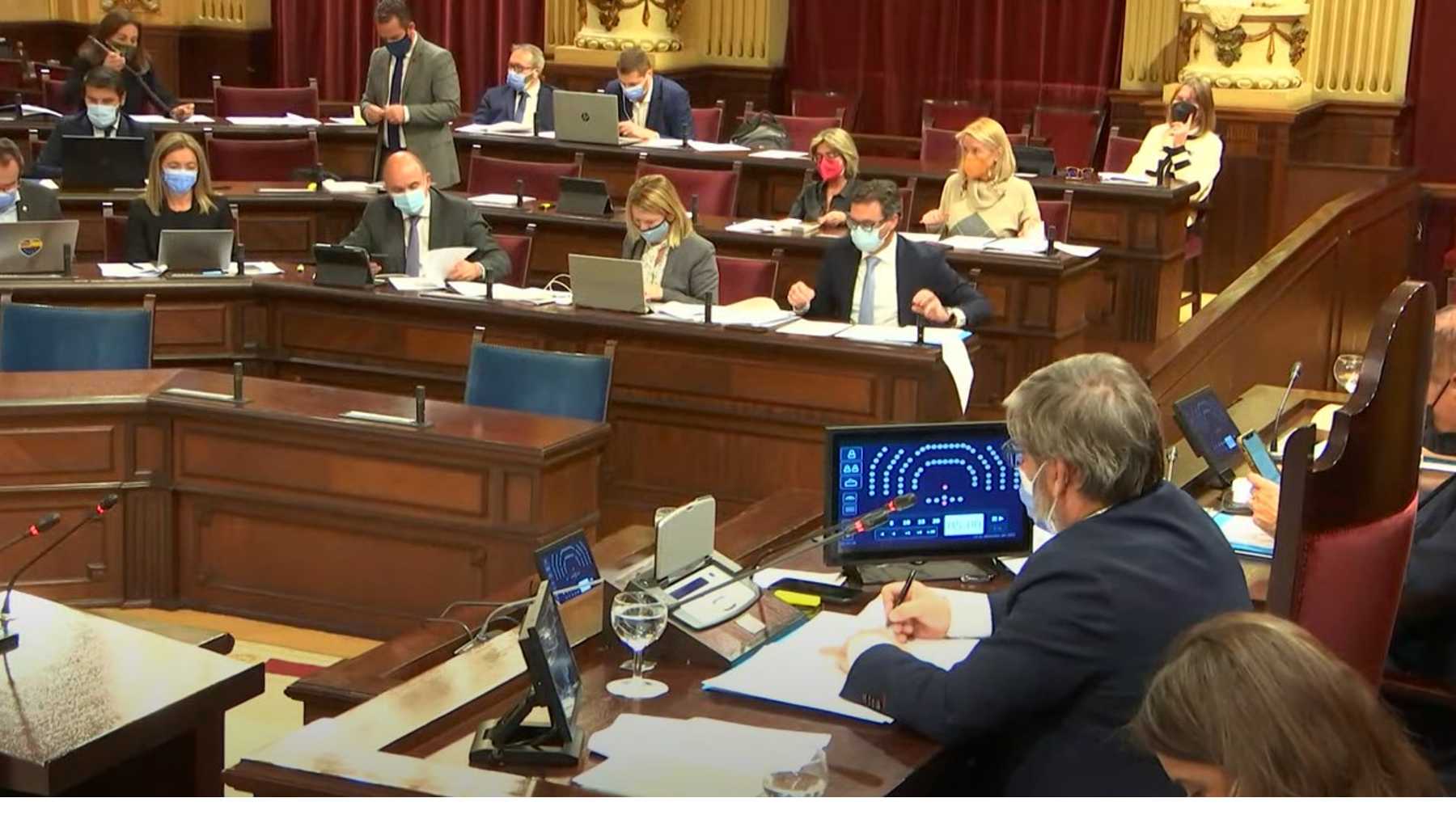 El Parlament balear con la bancada del PP al fondo.