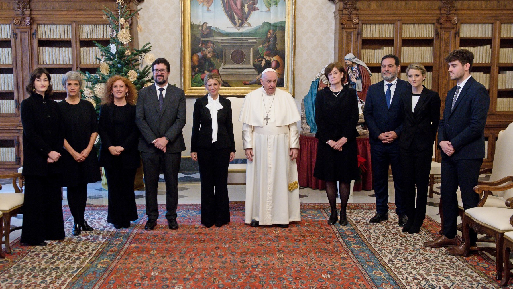 Yolanda Díaz y su equipo con el Papa y la embajadora. (Foto: EP)